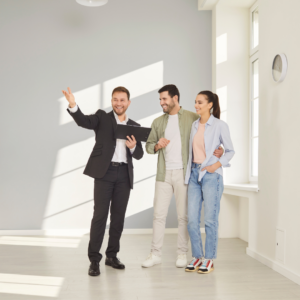 Couple en visite d'un appartement en VEFA au Luxembourg